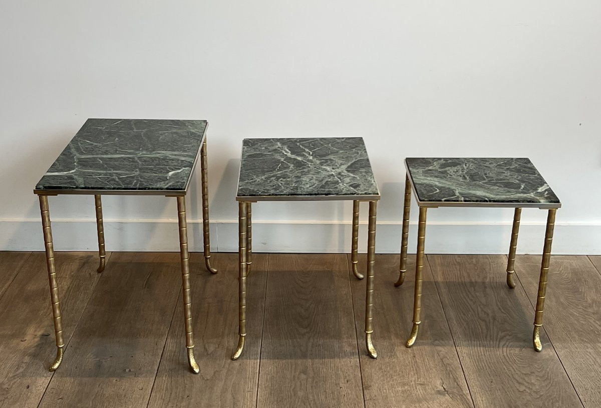 Suite de 3 tables gigognes en métal nickelé et doré à plateaux de marbre vert des Alpes. -photo-1