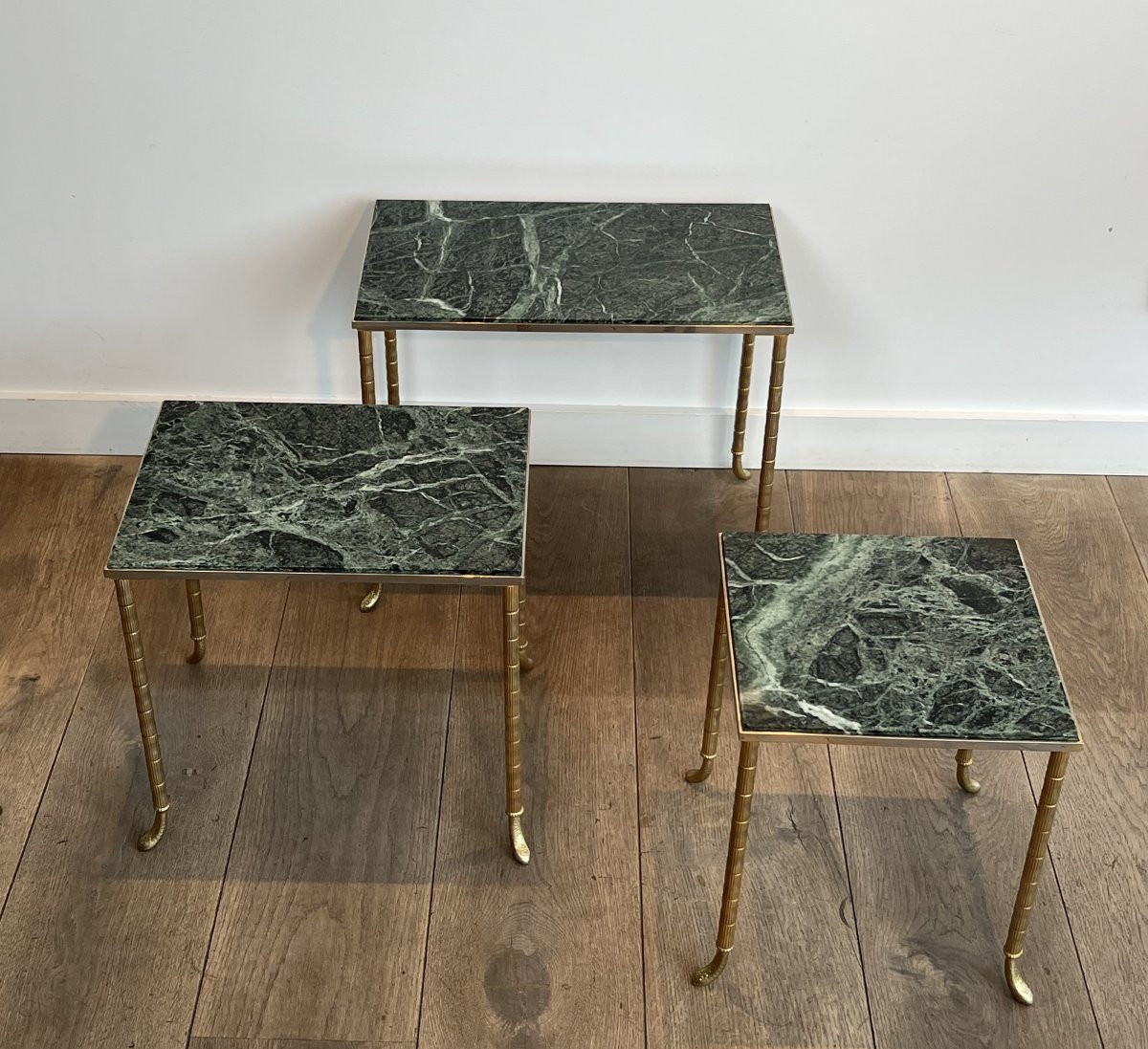 Suite de 3 tables gigognes en métal nickelé et doré à plateaux de marbre vert des Alpes. -photo-8