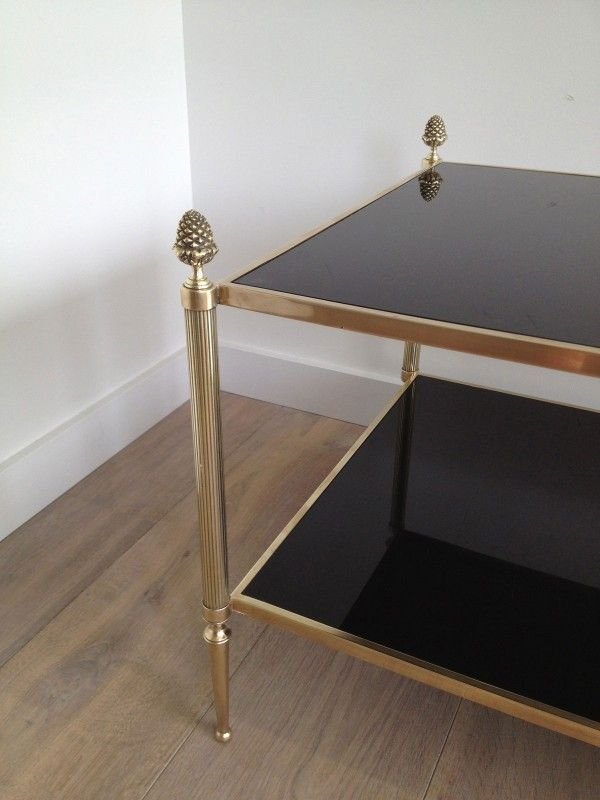 Table basse de style néoclassique en bronze et laiton à double plateaux de verres laqués noirs.-photo-3