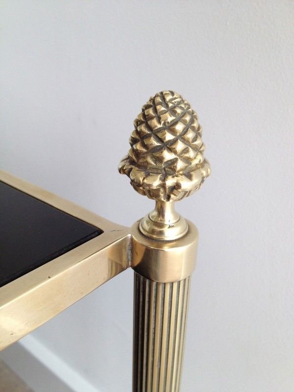 Table basse de style néoclassique en bronze et laiton à double plateaux de verres laqués noirs.-photo-1