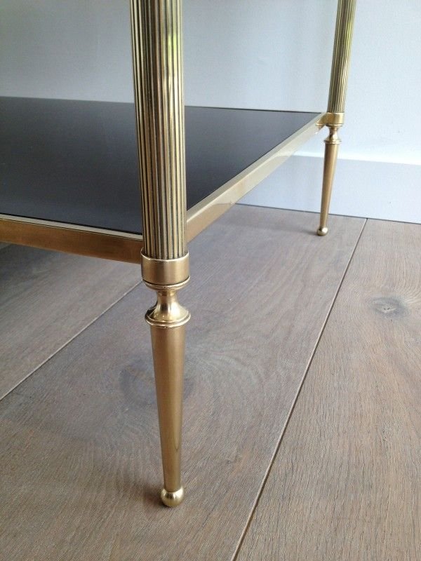 Table basse de style néoclassique en bronze et laiton à double plateaux de verres laqués noirs.-photo-2
