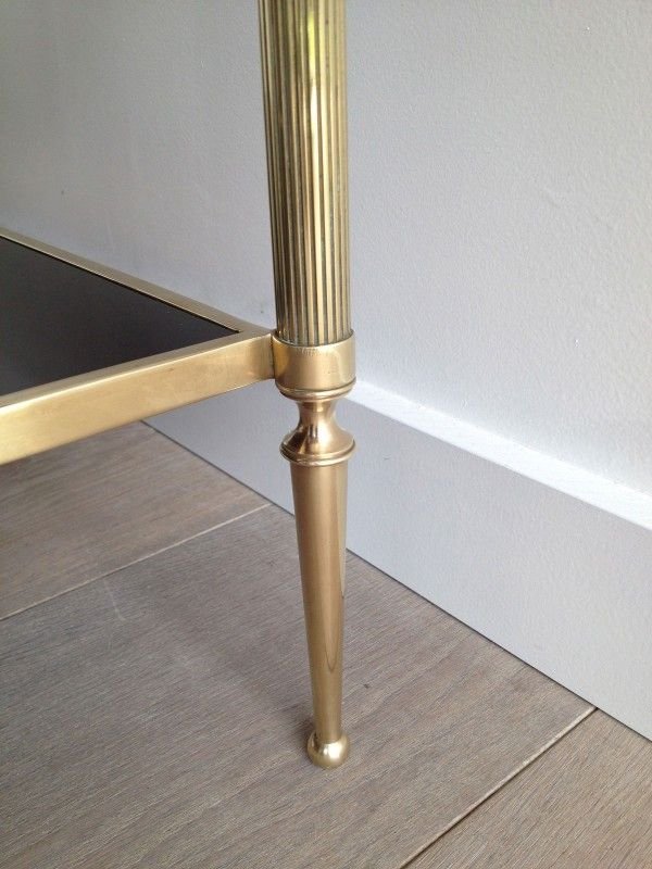 Table basse de style néoclassique en bronze et laiton à double plateaux de verres laqués noirs.-photo-3