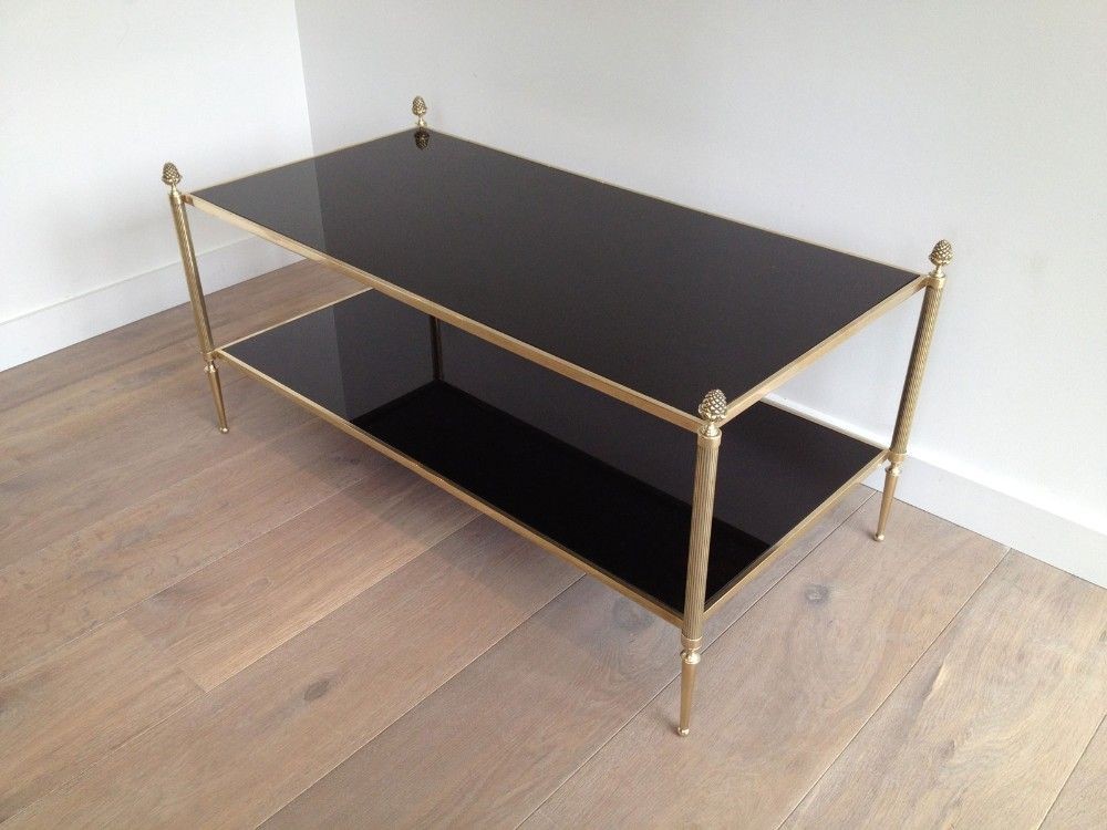 Table basse de style néoclassique en bronze et laiton à double plateaux de verres laqués noirs.