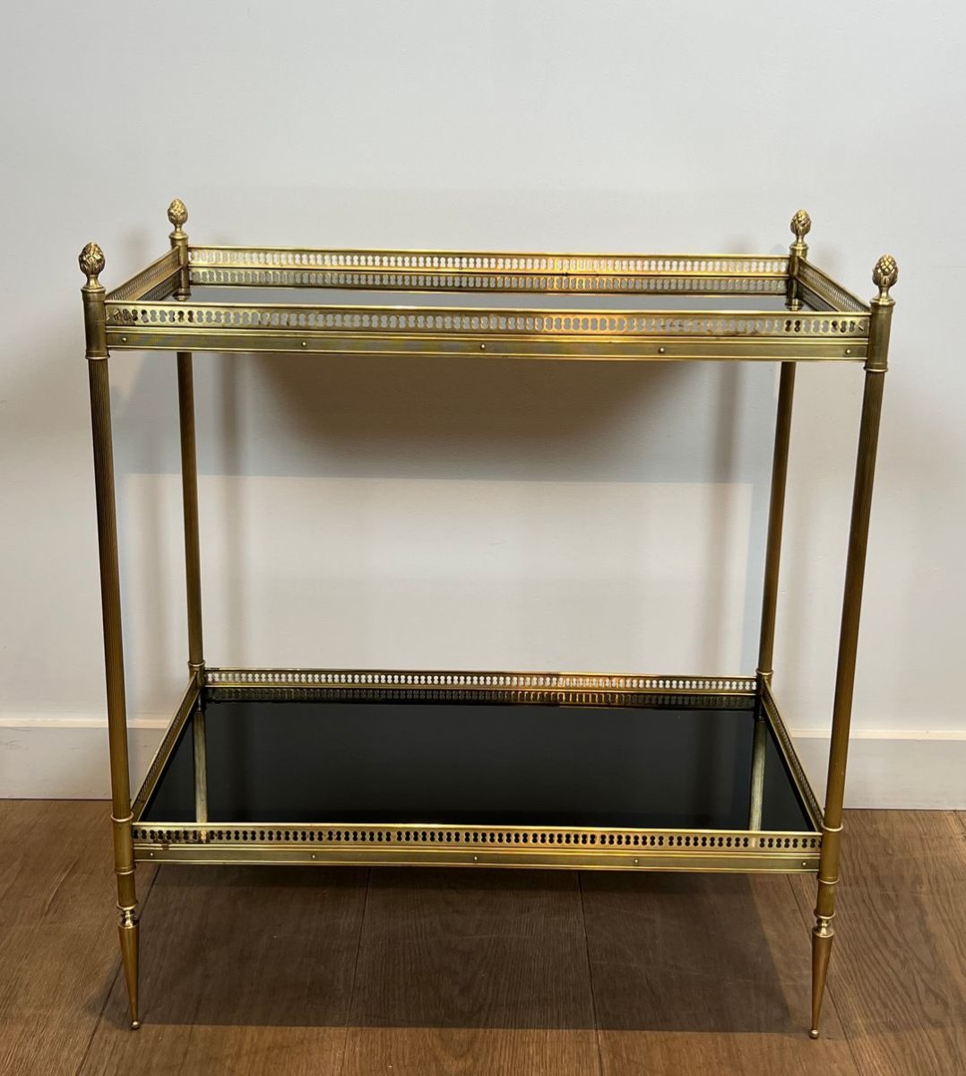 Paire de Boûts de Canapé de Style Néoclassique en Laiton et Plateaux de Verre Laqué Noir de la -photo-3