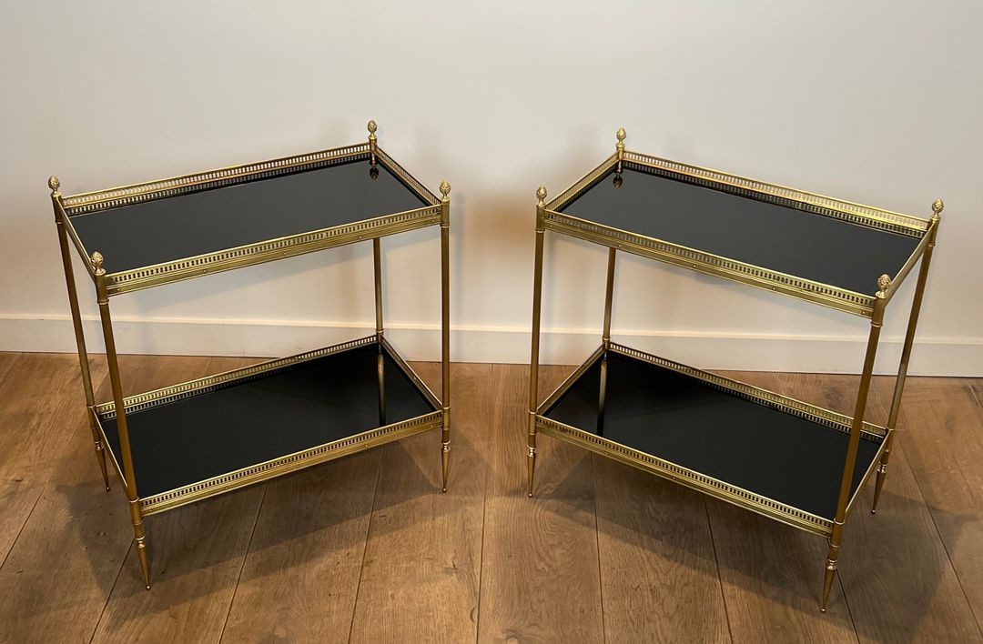 Paire de Boûts de Canapé de Style Néoclassique en Laiton et Plateaux de Verre Laqué Noir de la 