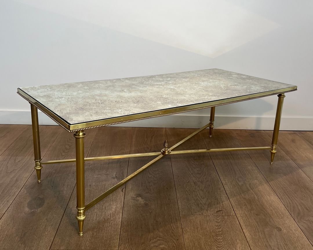Importante Table Basse de Style Néoclassique En Laiton et Plateau de Miroir Eglomisé de la Mais-photo-2