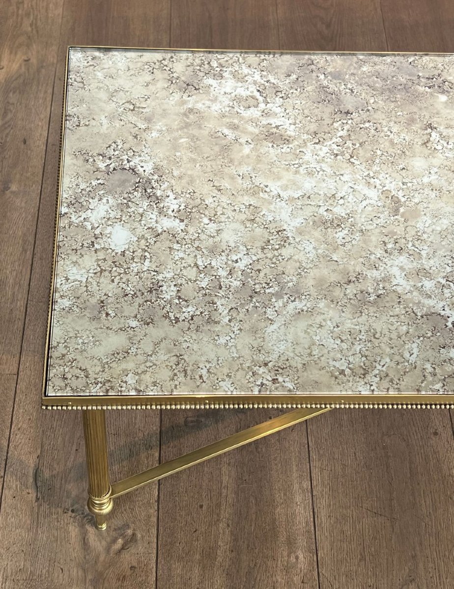 Importante Table Basse de Style Néoclassique En Laiton et Plateau de Miroir Eglomisé de la Mais-photo-2
