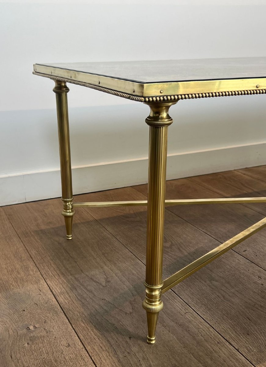 Importante Table Basse de Style Néoclassique En Laiton et Plateau de Miroir Eglomisé de la Mais-photo-4