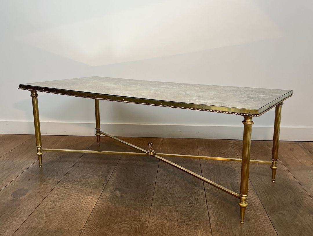 Importante Table Basse de Style Néoclassique En Laiton et Plateau de Miroir Eglomisé de la Mais-photo-8