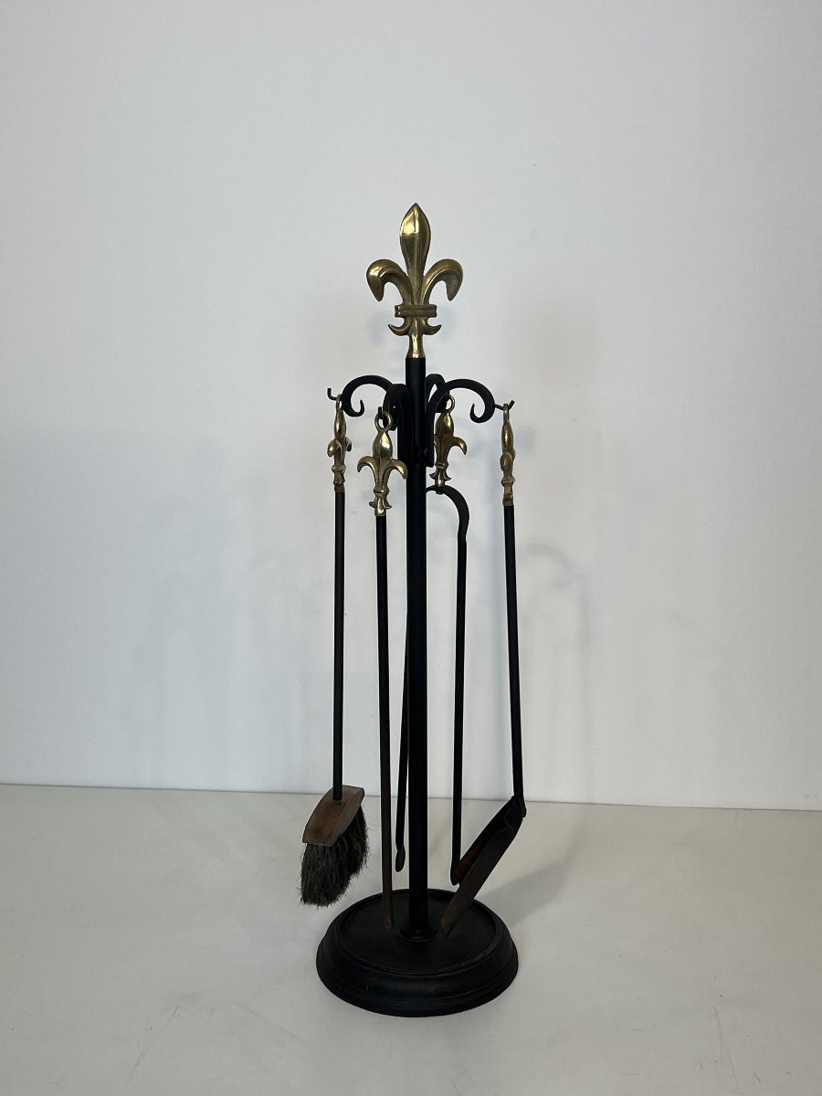 Nécessaire de feu de style néoclassique en métal laqué noir et laiton aux Fleurs de Lys. -photo-8