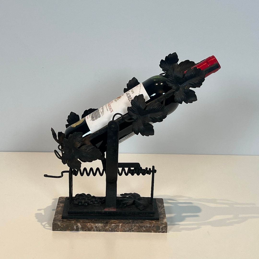 Décanteur en Fer Forgé à Décor de Feuilles de Vigne sur Socle en Marbre