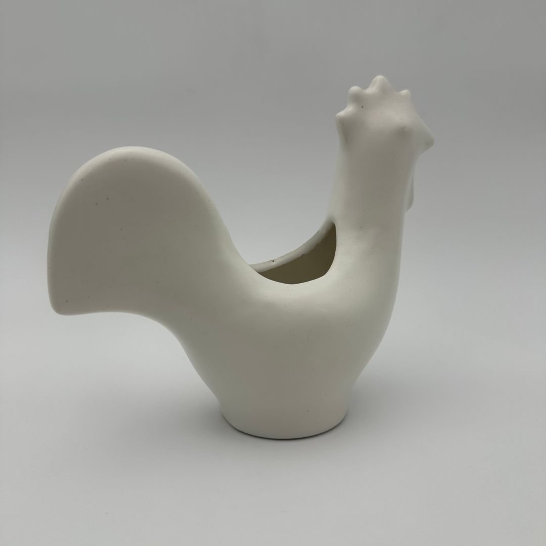 Coq en céramique blanche. Travail Français dans le goût de Jouve. Vers 1950-photo-3