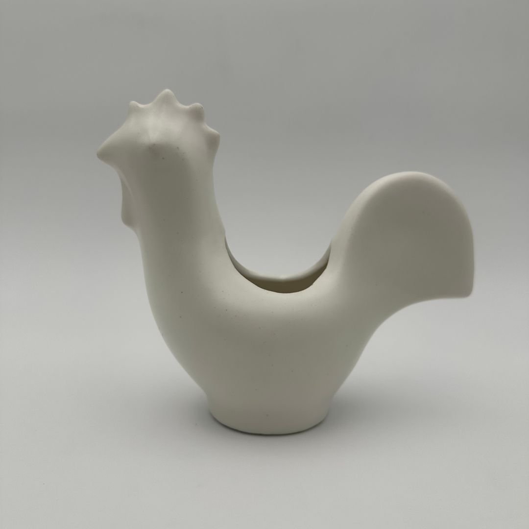 Coq en céramique blanche. Travail Français dans le goût de Jouve. Vers 1950-photo-4
