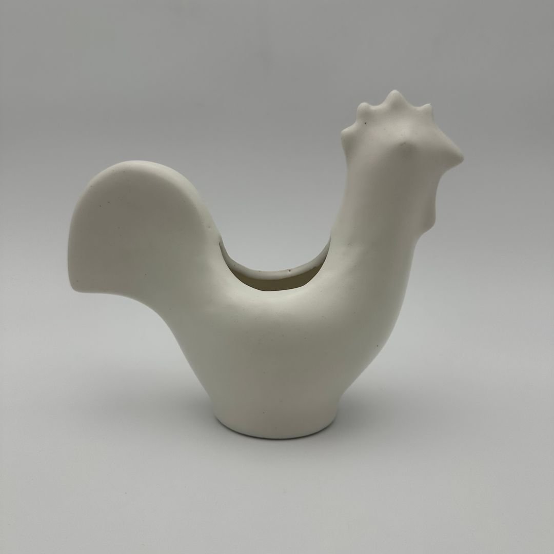 Coq en céramique blanche. Travail Français dans le goût de Jouve. Vers 1950-photo-5