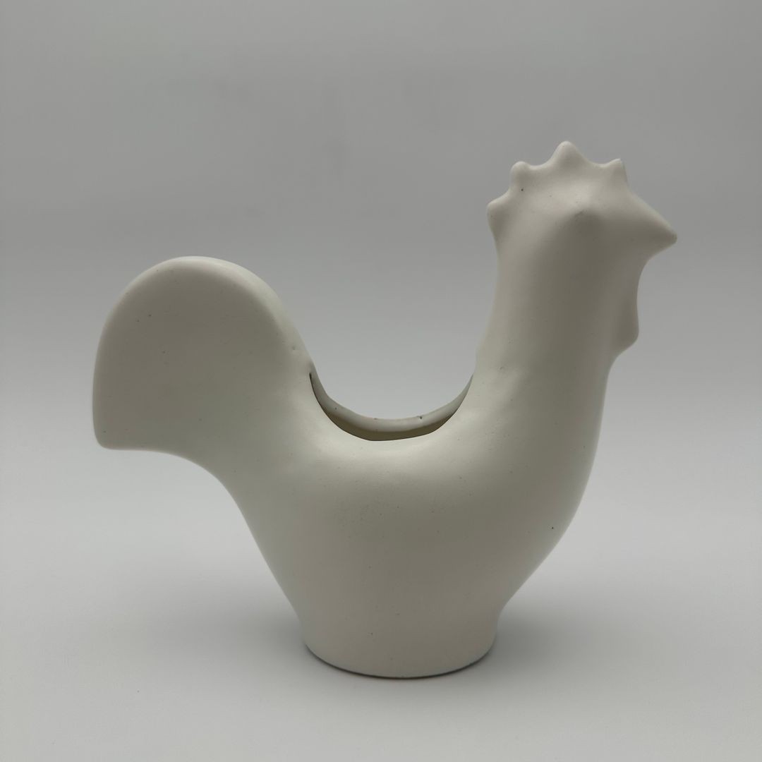 Coq en céramique blanche. Travail Français dans le goût de Jouve. Vers 1950