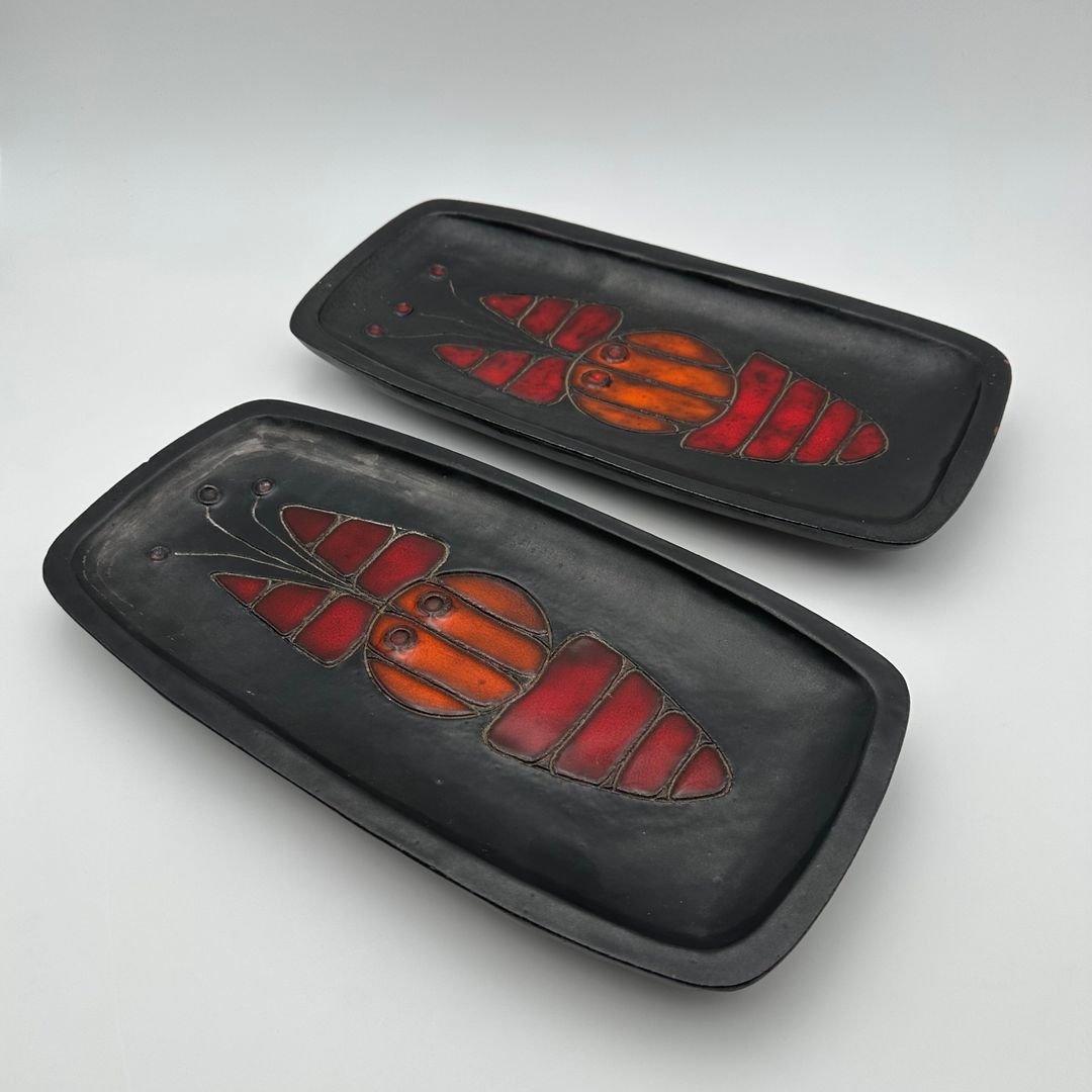 Paire de plats en céramique noire au décor de poisson de Oswald Tieberghien vers 1970-photo-4