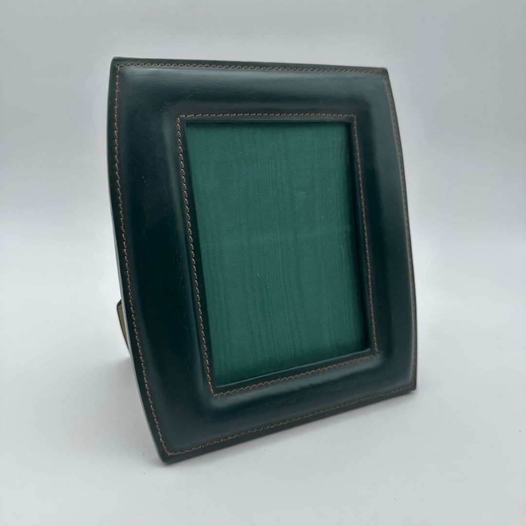 Cadre photo en cuir vert, dans le goût de Jacques Adnet – Travail français, vers 1950 