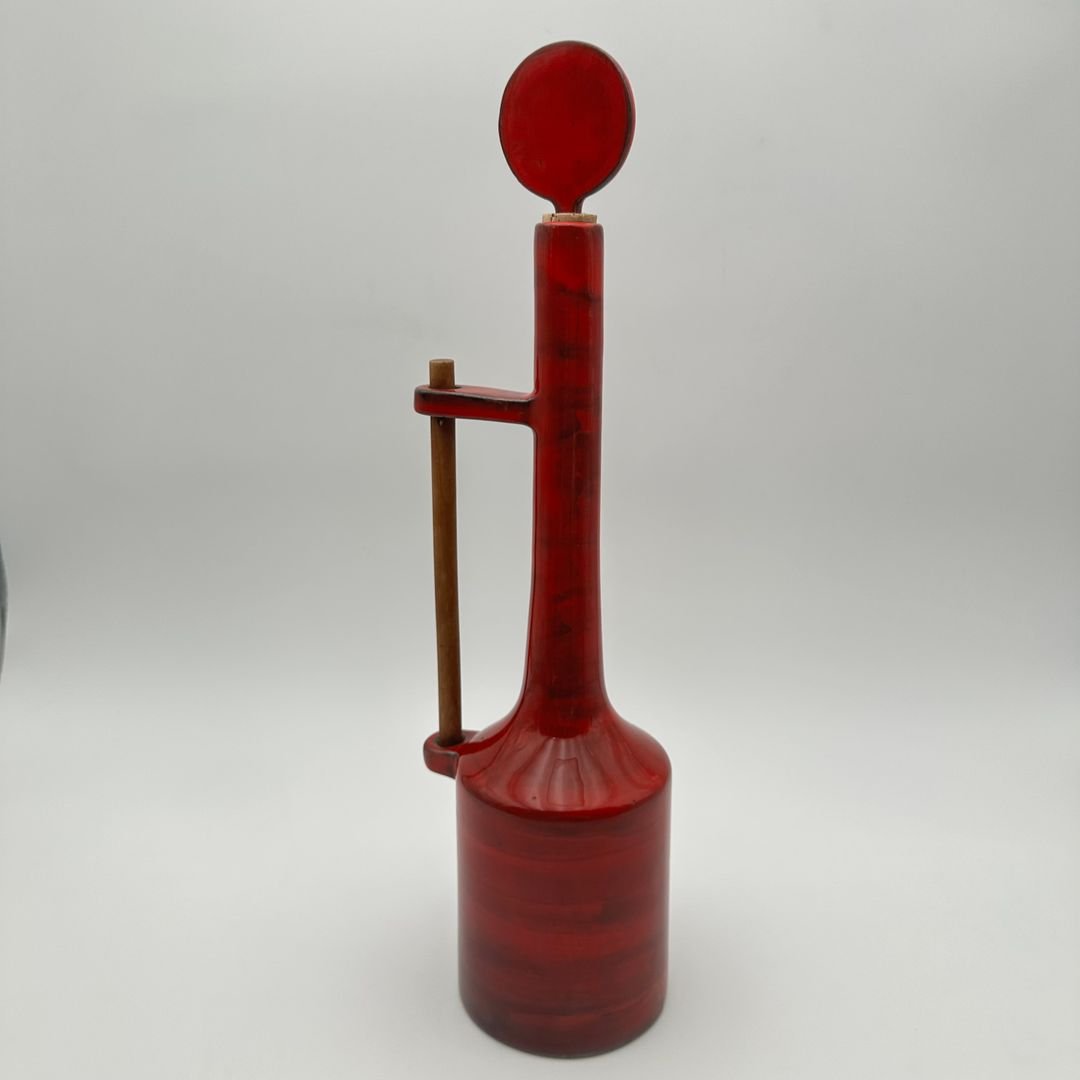 Bouteille moderniste en céramique émaillée rouge à bouchon sculptural – Signée, vers 1970-photo-3