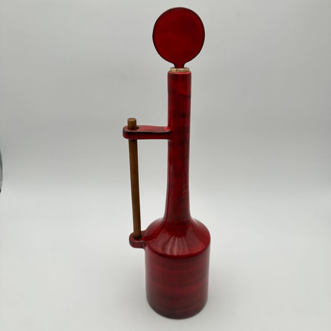Bouteille moderniste en céramique émaillée rouge à bouchon sculptural – Signée, vers 1970-photo-4