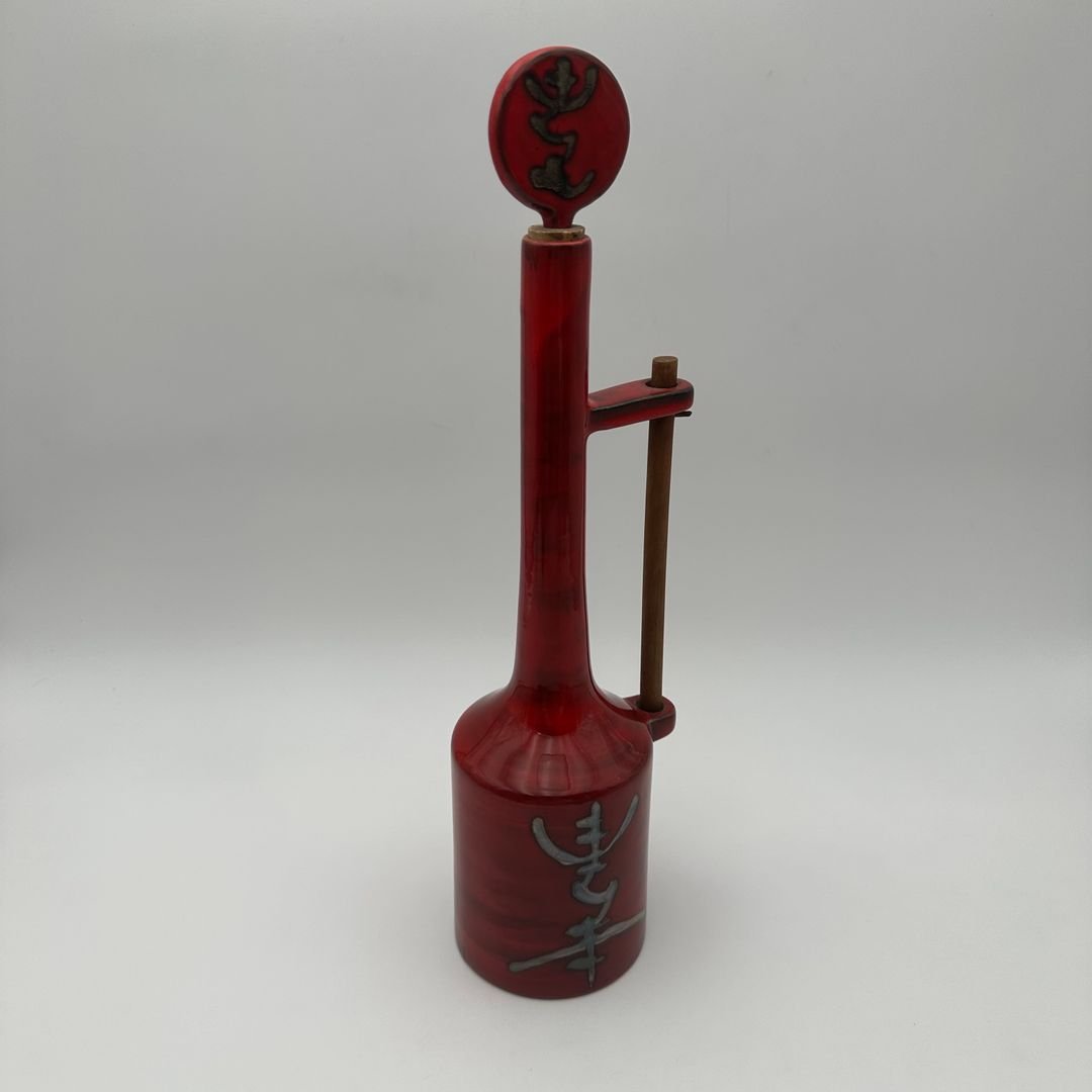 Bouteille moderniste en céramique émaillée rouge à bouchon sculptural – Signée, vers 1970-photo-1