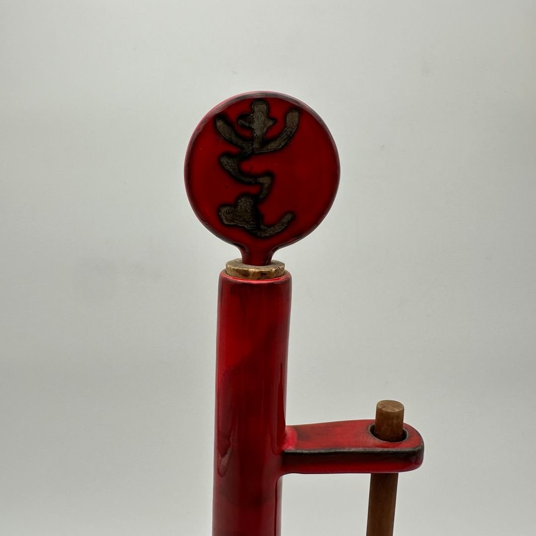 Bouteille moderniste en céramique émaillée rouge à bouchon sculptural – Signée, vers 1970-photo-2