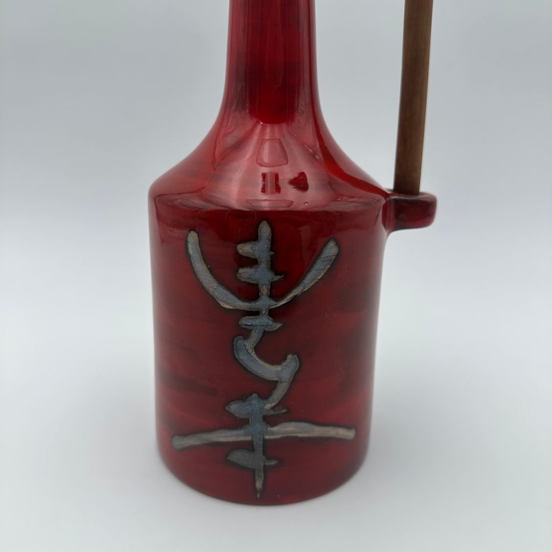 Bouteille moderniste en céramique émaillée rouge à bouchon sculptural – Signée, vers 1970-photo-3