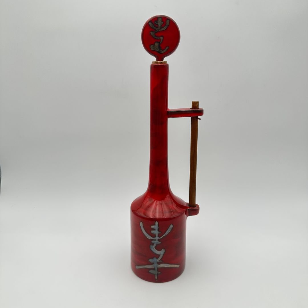 Bouteille moderniste en céramique émaillée rouge à bouchon sculptural – Signée, vers 1970-photo-8