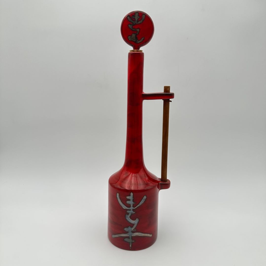 Bouteille moderniste en céramique émaillée rouge à bouchon sculptural – Signée, vers 1970