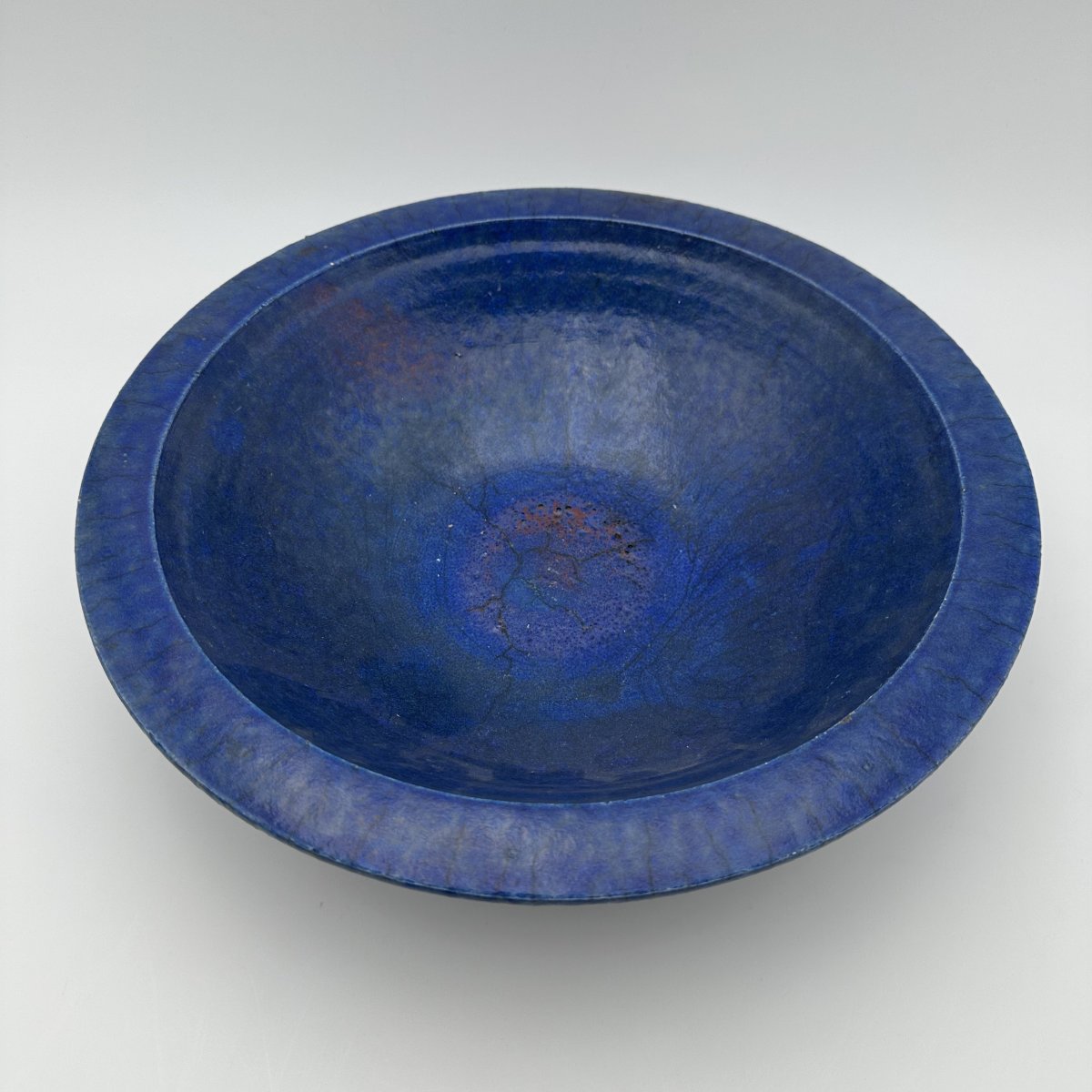 Coupe Brutaliste en Céramique Émaillée Bleu Profond, Pièce d'Atelier Signée, Années 1960.-photo-4