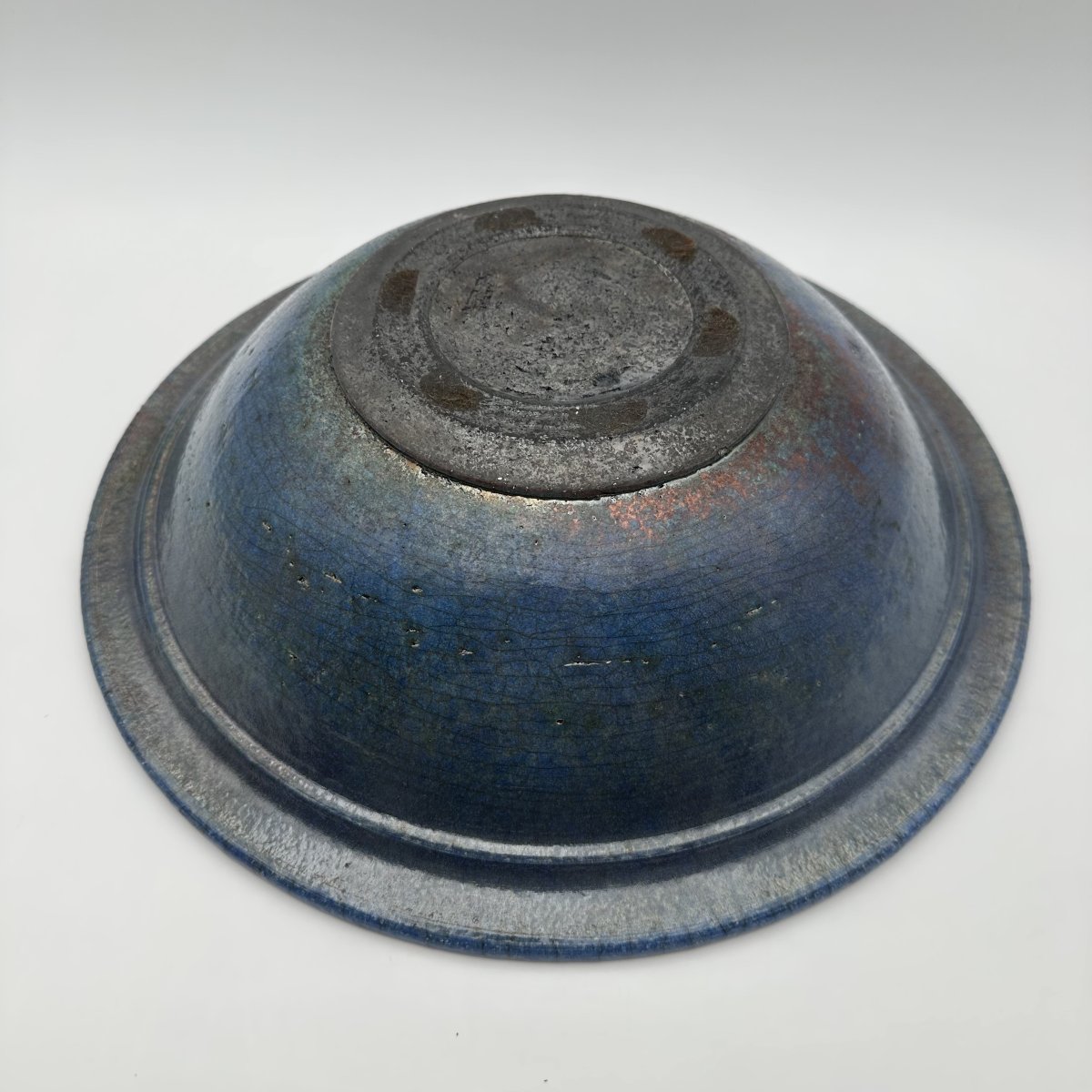 Coupe Brutaliste en Céramique Émaillée Bleu Profond, Pièce d'Atelier Signée, Années 1960.-photo-3