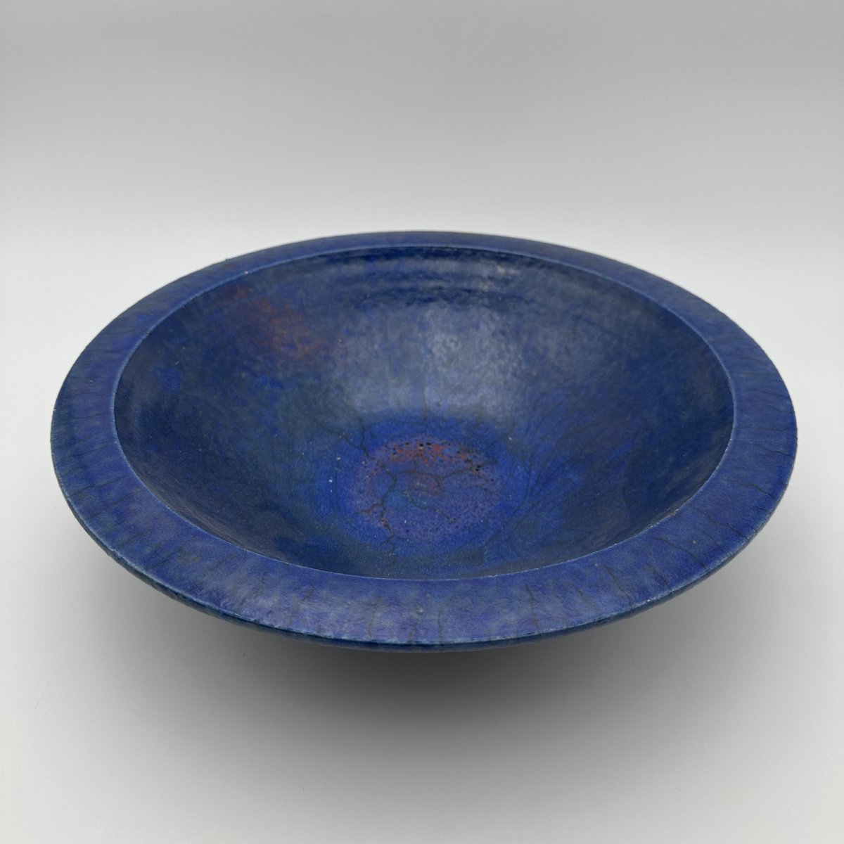 Coupe Brutaliste en Céramique Émaillée Bleu Profond, Pièce d'Atelier Signée, Années 1960.-photo-4