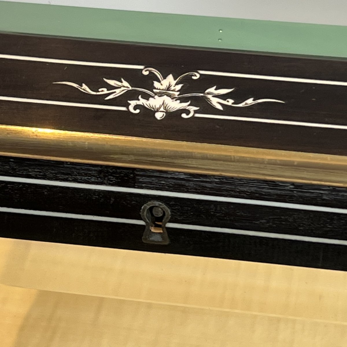 Coffret à Bijoux Napoléon III en Bois Laqué Noir et Verres Biseautés à Incrustations de Nacre e-photo-6