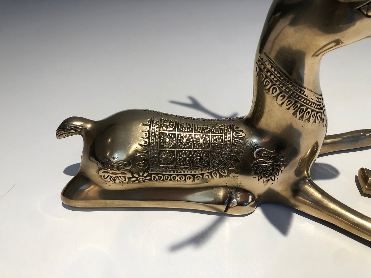 Paire de cerfs couchés en bronze gravés de motifs chamaniques. Travail Français. Vers 1970-photo-6