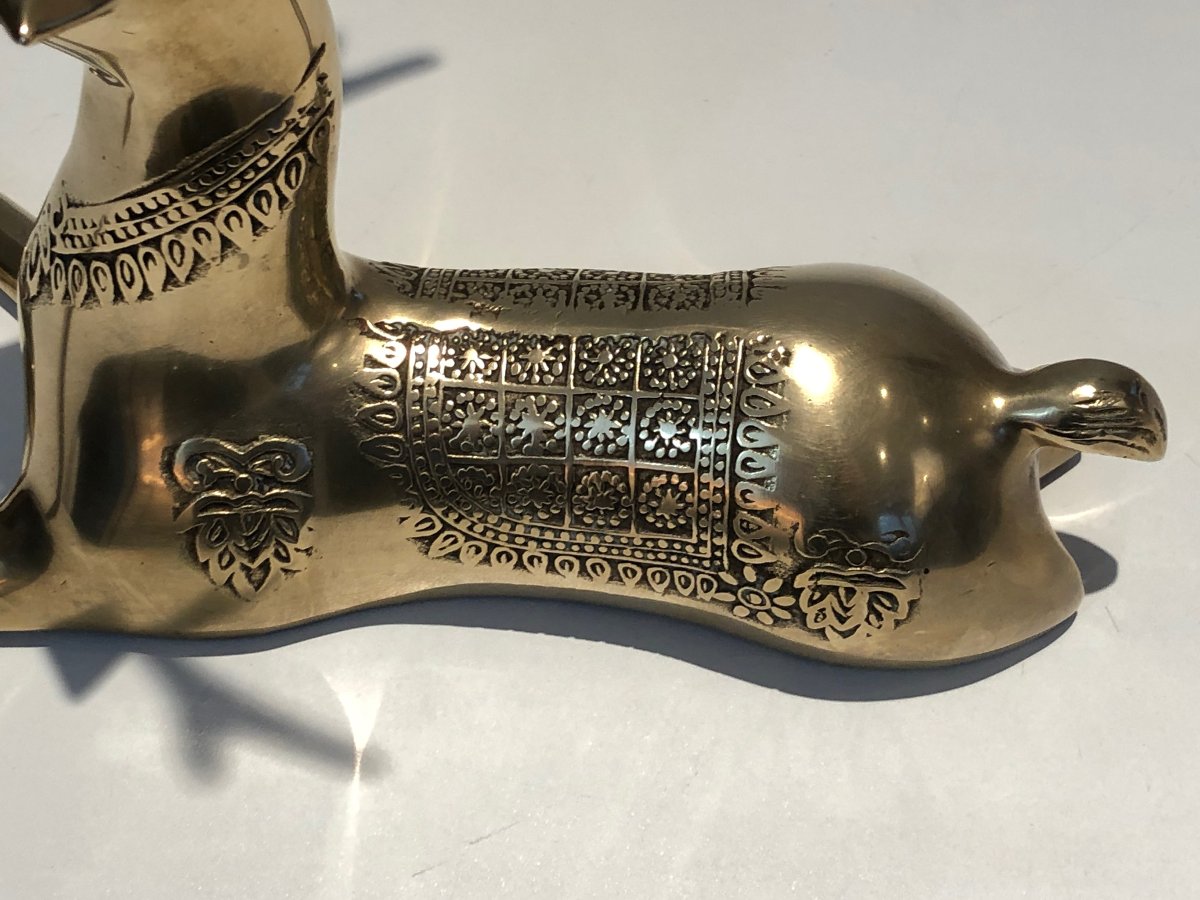 Paire de cerfs couchés en bronze gravés de motifs chamaniques. Travail Français. Vers 1970-photo-7