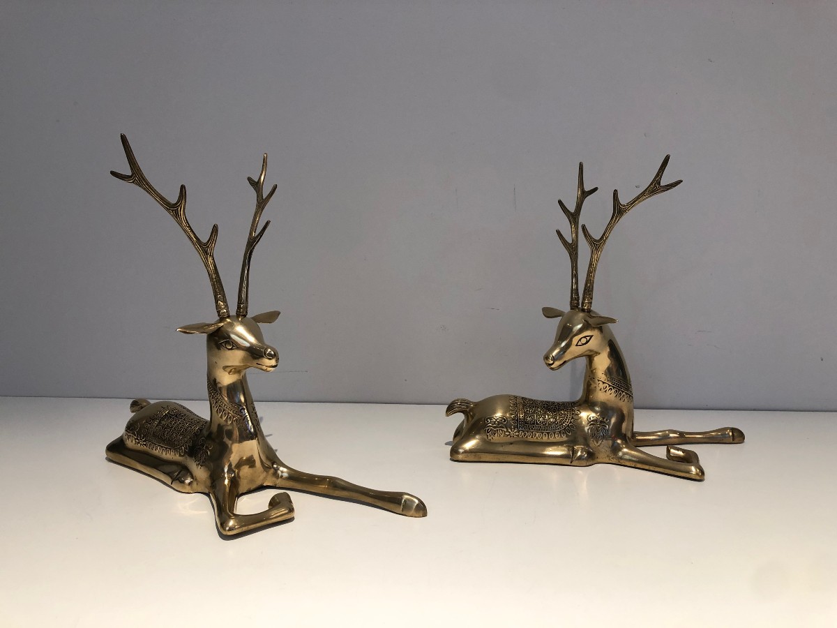 Paire de cerfs couchés en bronze gravés de motifs chamaniques. Travail Français. Vers 1970