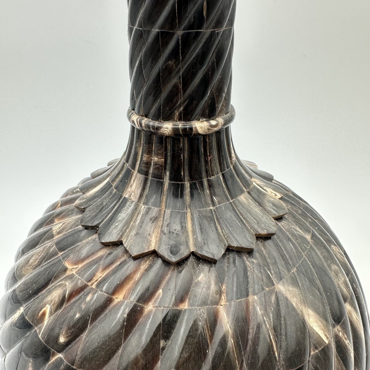 Grande Bouteille Cérémonielle en Placage de Corne Torsadée et Laiton, Années 1980.-photo-3