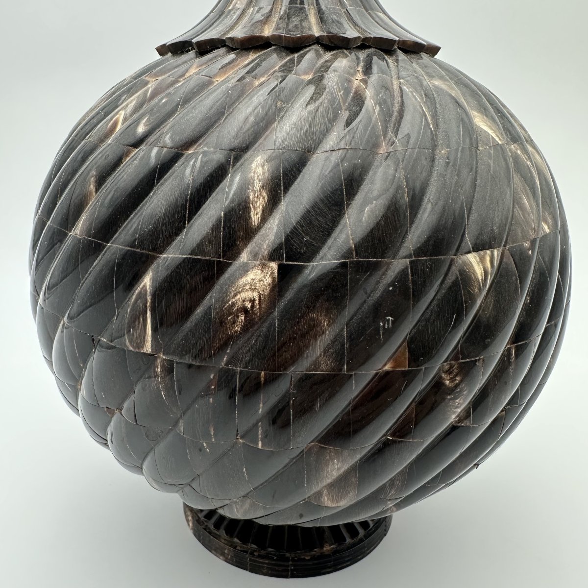 Grande Bouteille Cérémonielle en Placage de Corne Torsadée et Laiton, Années 1980.-photo-4