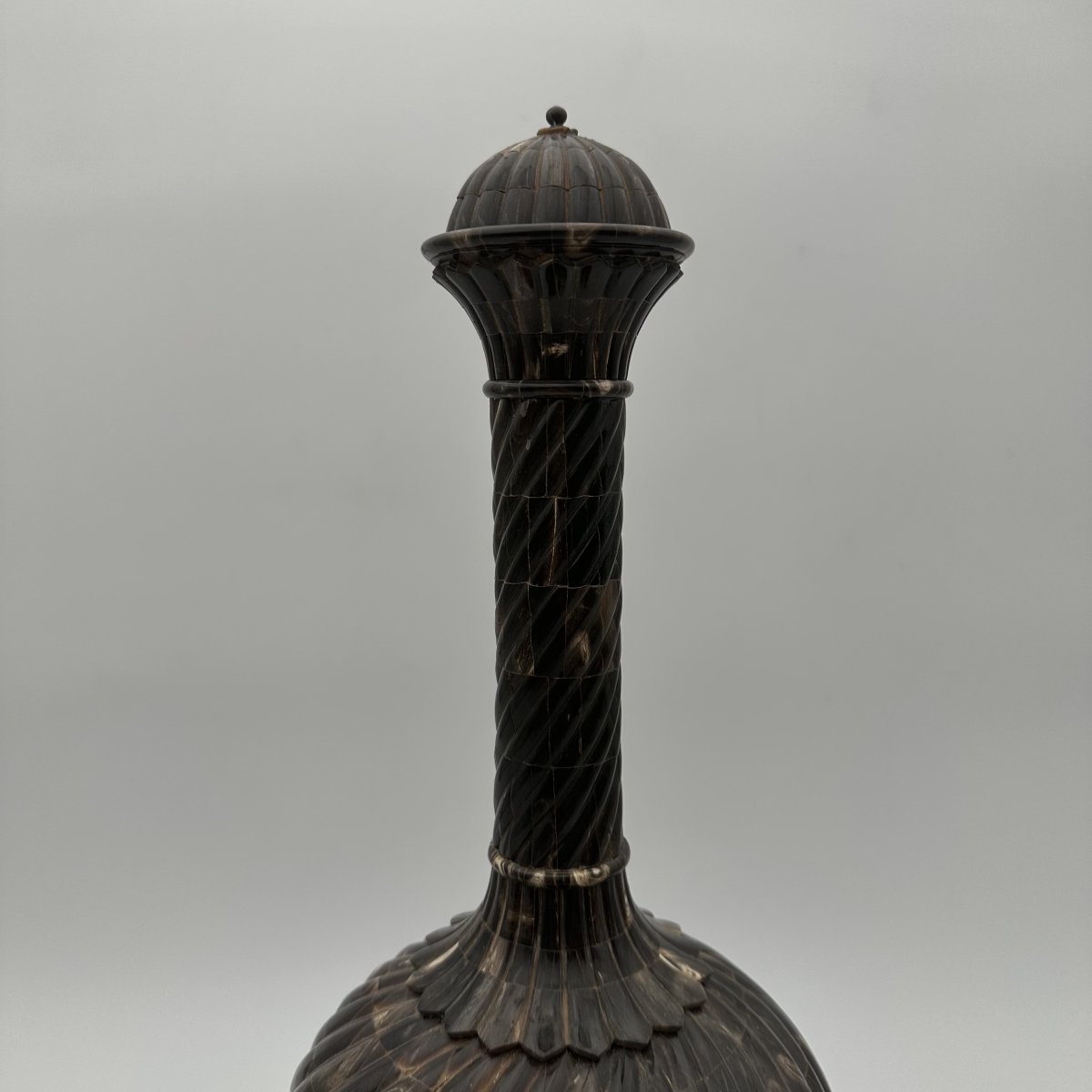 Grande Bouteille Cérémonielle en Placage de Corne Torsadée et Laiton, Années 1980.-photo-5