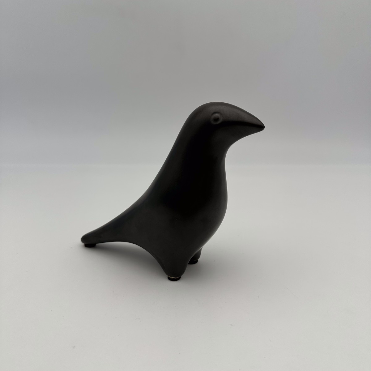 Sculpture Minimaliste "Oiseau" en Céramique Noire, Style Georges Jouve, Années 1950-1960.