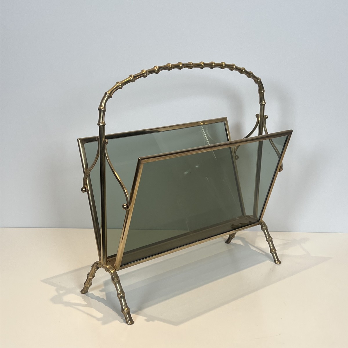 Porte-Revues en Laiton Faux-Bambou et Verre Fumé, Attribué à la Maison Baguès, Années 1970.