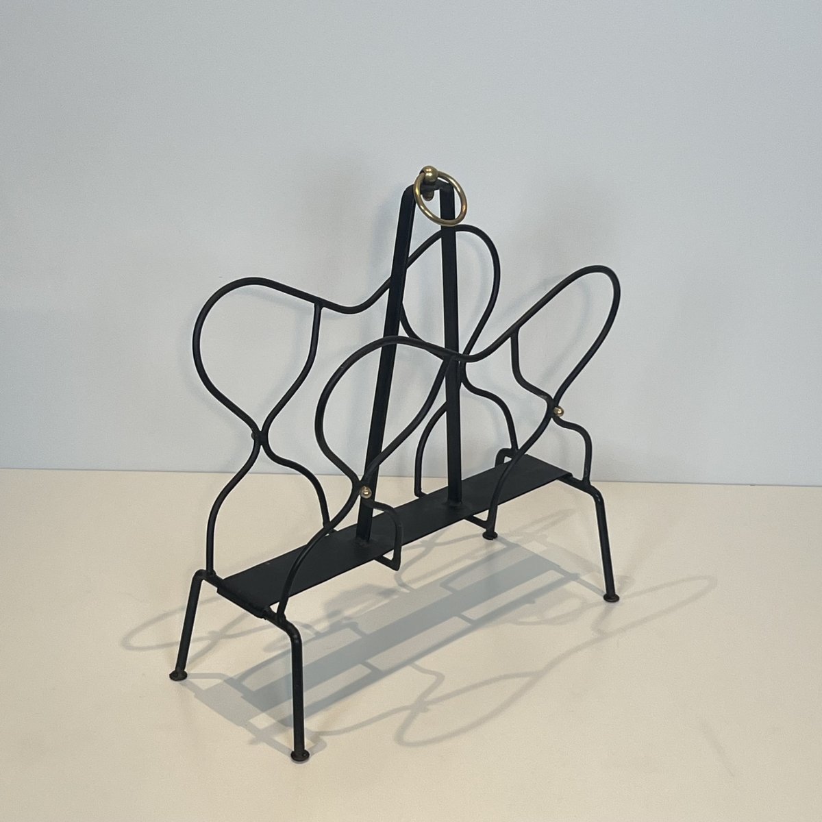 Porte-Revues en Métal Laqué Noir et Laiton, Attribué à Jacques Adnet, Années 1950.-photo-1