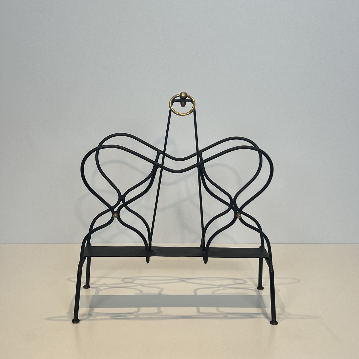 Porte-Revues en Métal Laqué Noir et Laiton, Attribué à Jacques Adnet, Années 1950.