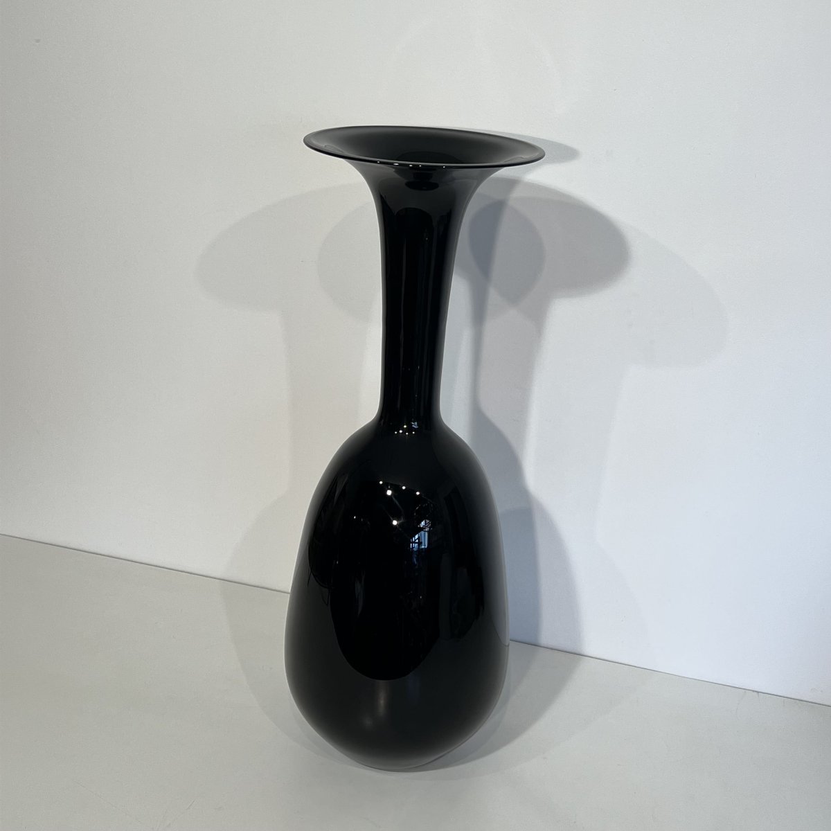 Grand Vase de Sol Architecturé en Porcelaine Noire Brillante, Années 1970-photo-3