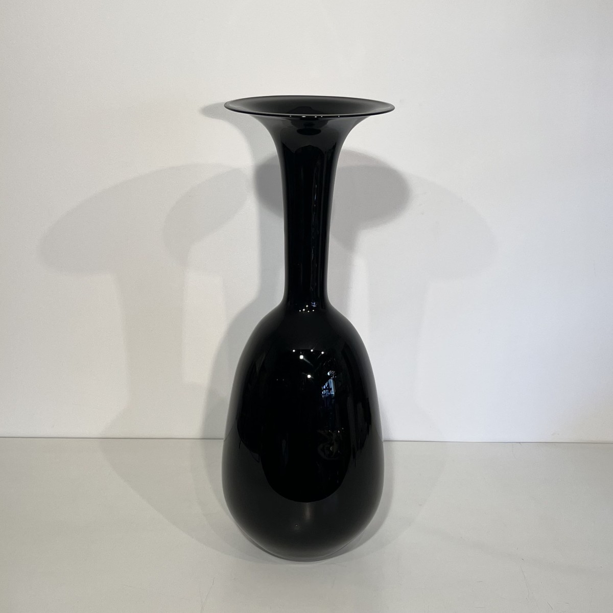 Grand Vase de Sol Architecturé en Porcelaine Noire Brillante, Années 1970