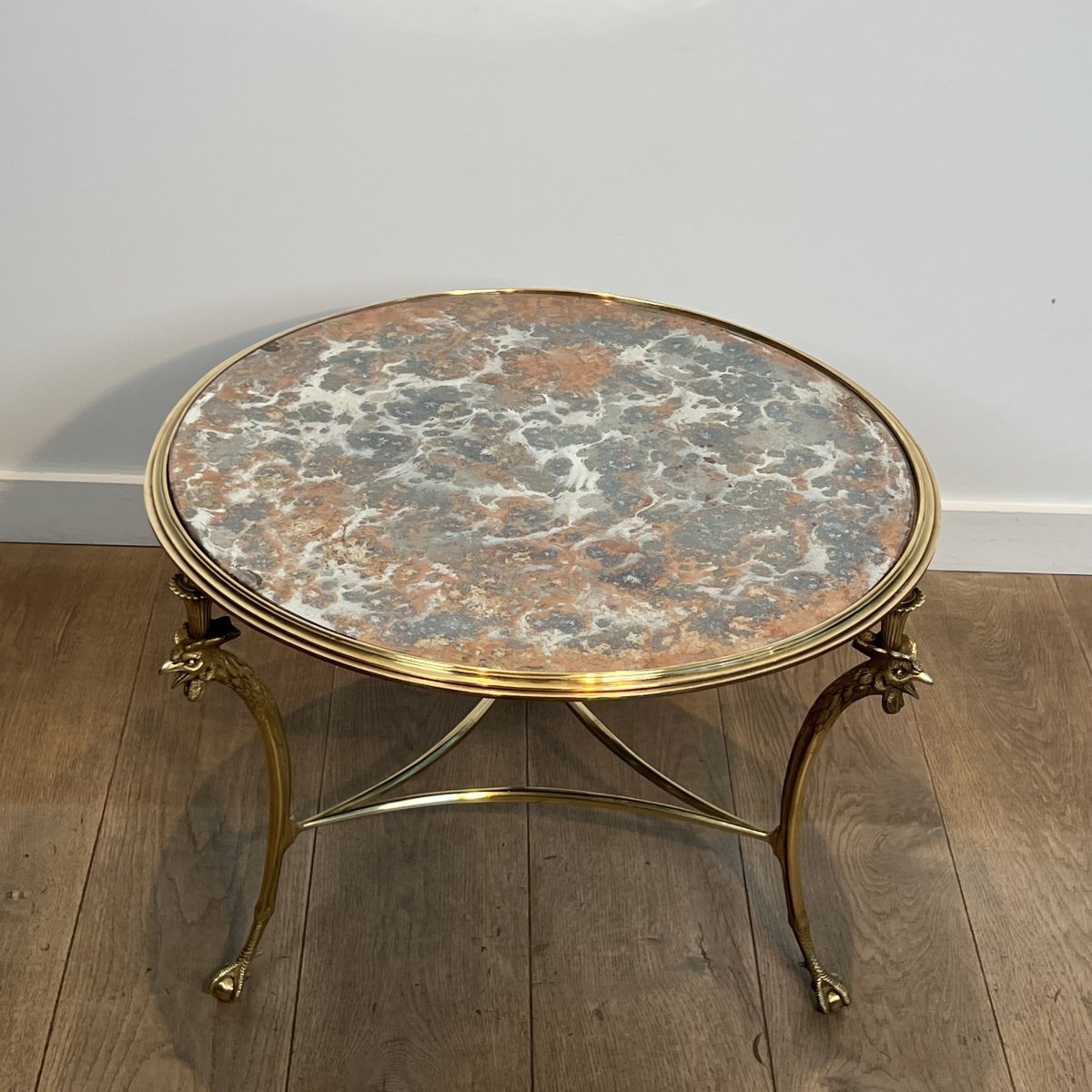 Table Basse Circulaire Tripode "Aux Coqs" en Bronze et Miroir Églomisé, Maison Charles, Vers 19-photo-3