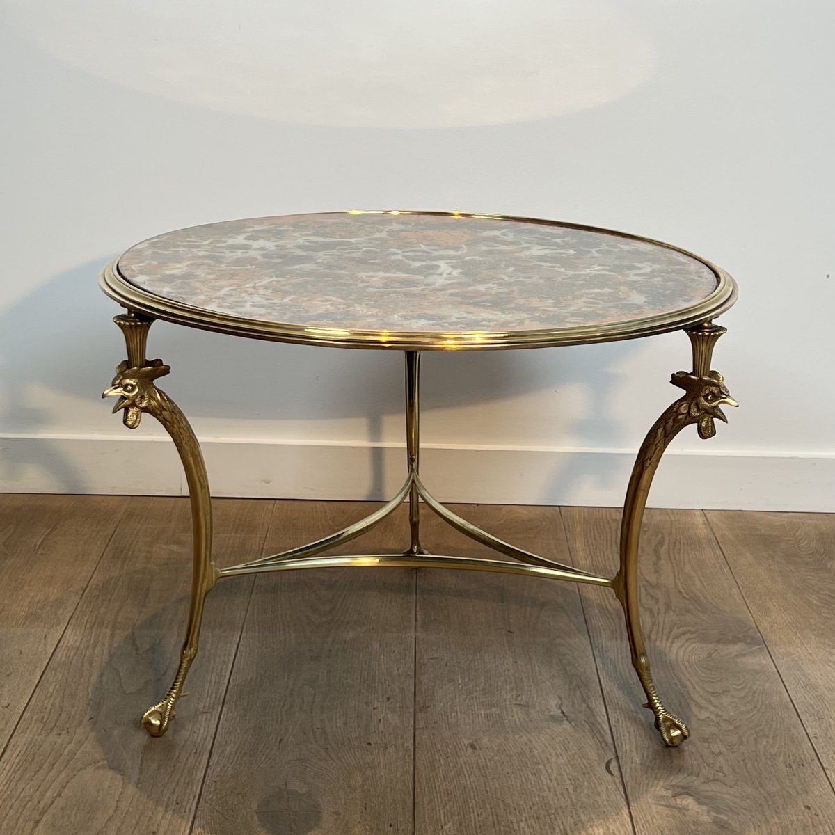 Table Basse Circulaire Tripode "Aux Coqs" en Bronze et Miroir Églomisé, Maison Charles, Vers 19-photo-4