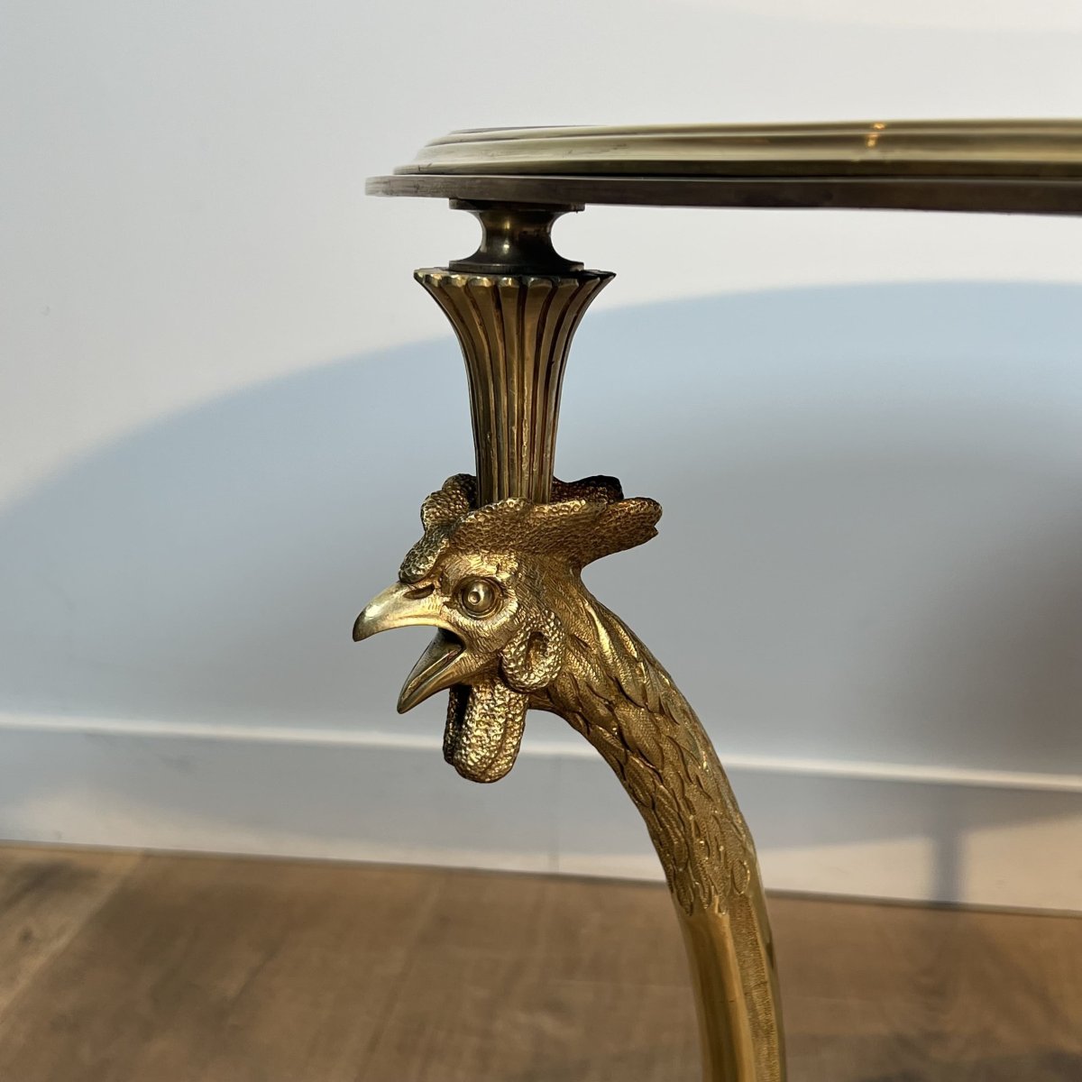 Table Basse Circulaire Tripode "Aux Coqs" en Bronze et Miroir Églomisé, Maison Charles, Vers 19-photo-1
