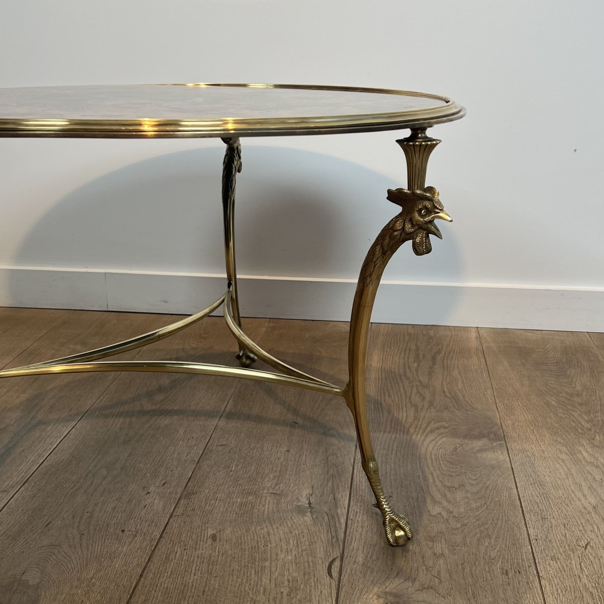 Table Basse Circulaire Tripode "Aux Coqs" en Bronze et Miroir Églomisé, Maison Charles, Vers 19-photo-2