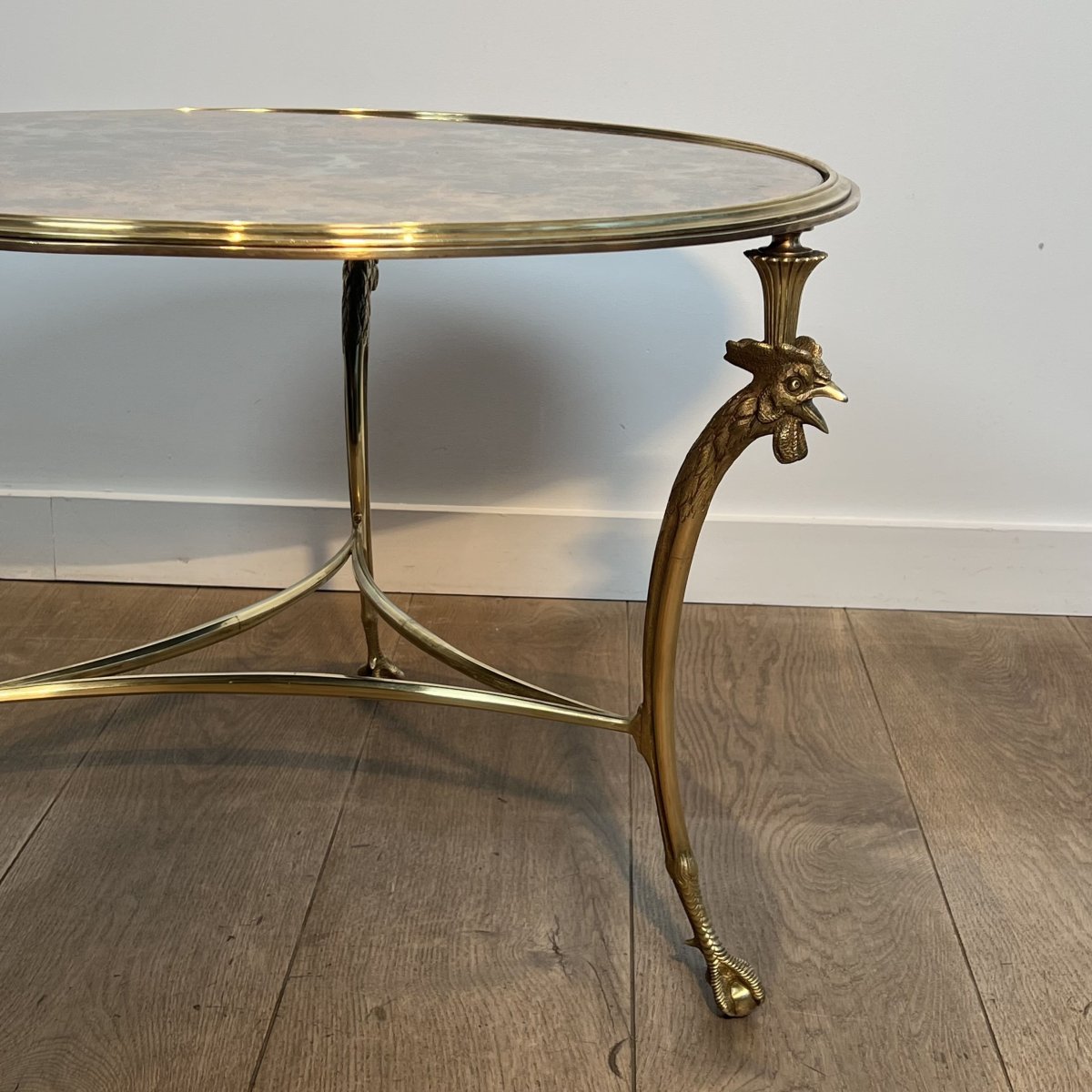 Table Basse Circulaire Tripode "Aux Coqs" en Bronze et Miroir Églomisé, Maison Charles, Vers 19-photo-3