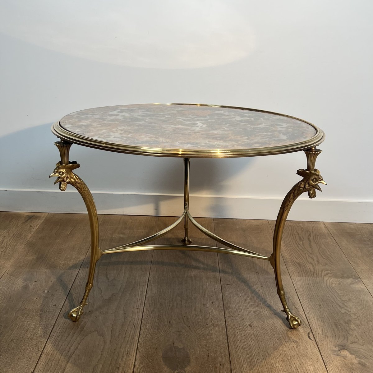 Table Basse Circulaire Tripode "Aux Coqs" en Bronze et Miroir Églomisé, Maison Charles, Vers 19-photo-4
